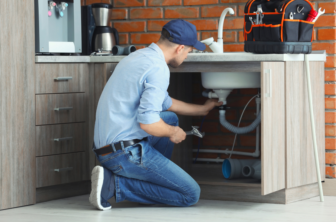 Quick Fix Dubai plumber conducting comprehensive inspection in Dubai home