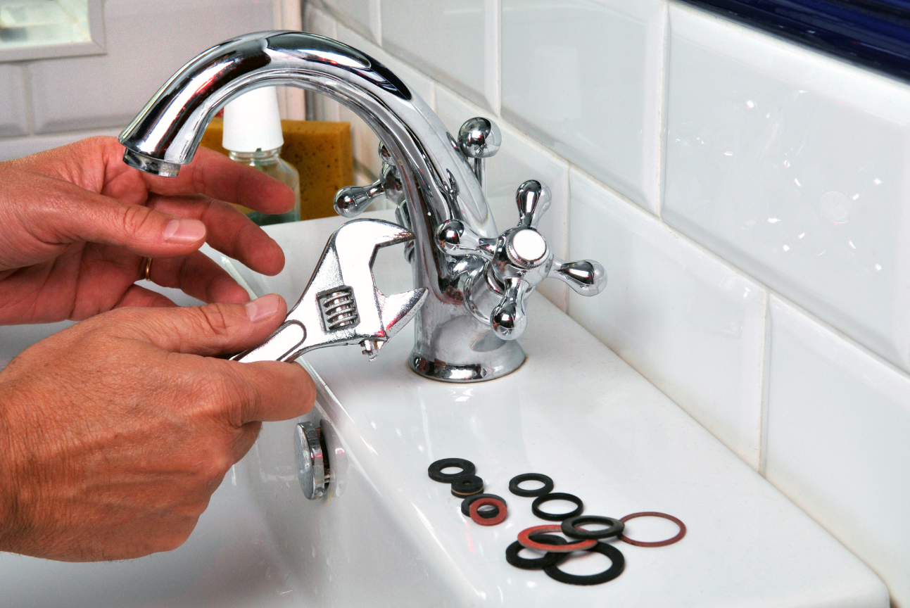 Quick Fix Dubai plumber fixing leaking kitchen faucet in Dubai villa with professional tools